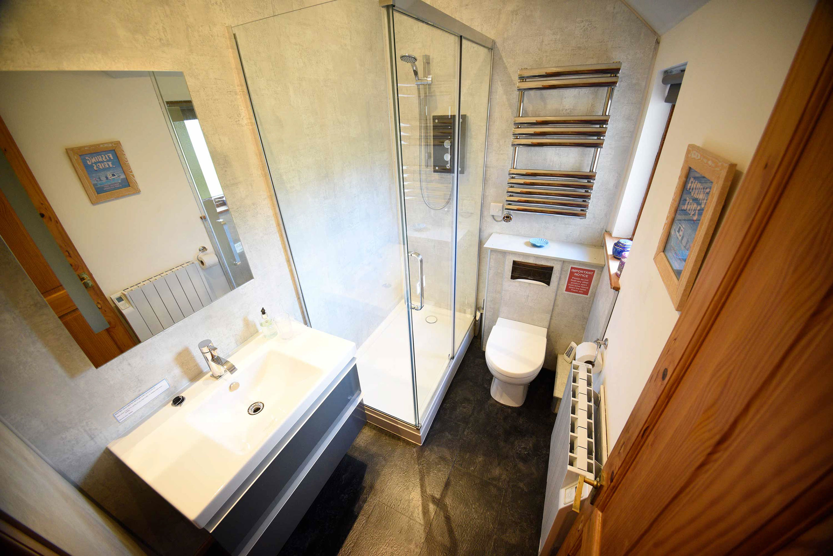 Auld Mission Cottage En Suite bathroom with Electric Towel Rail and Powerful Modern shower