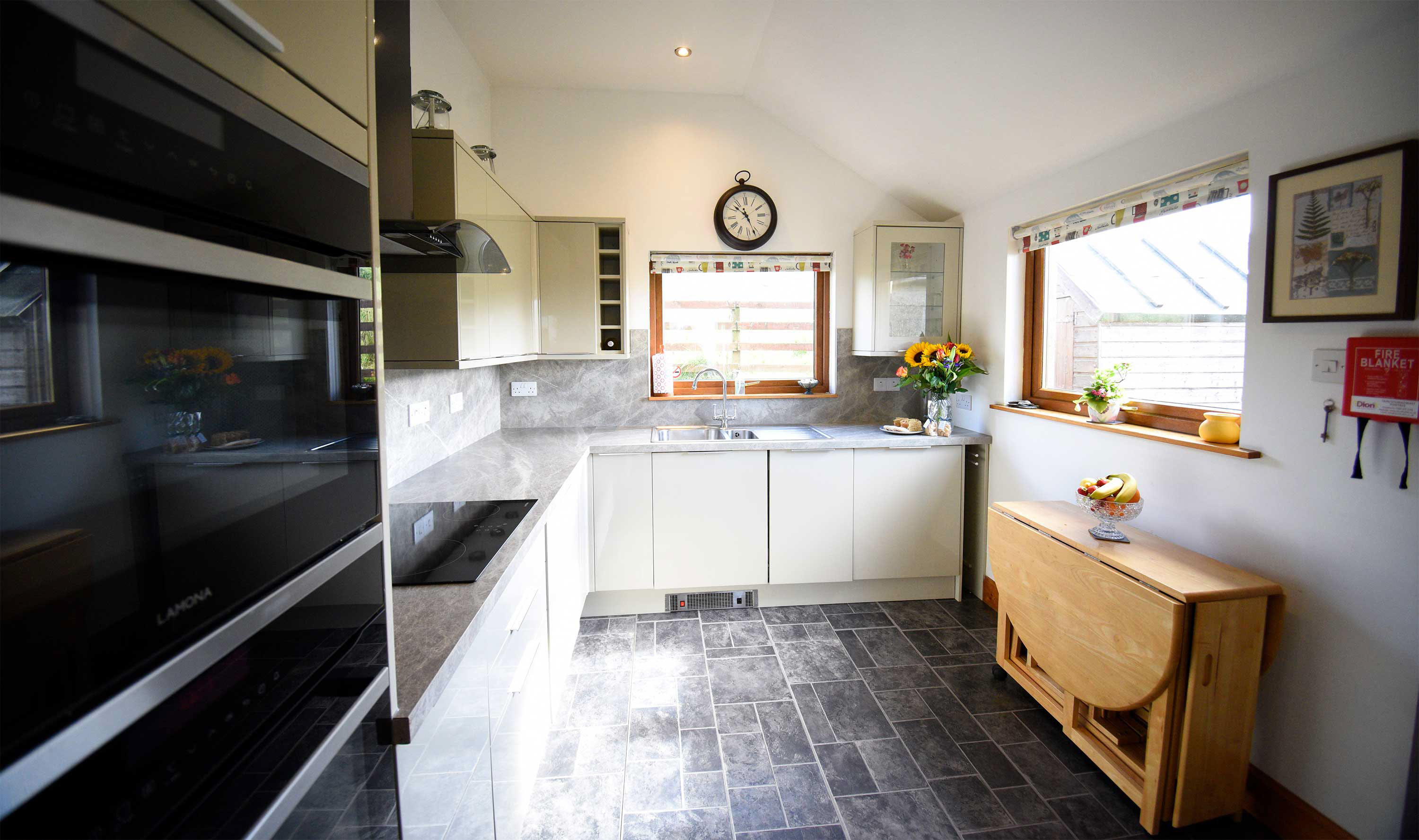 Auld Mission Cottage contains a spacious Open Plan Kitchen with Oven Hob Microwave and Washing Machine