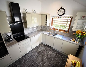 Auld Mission Cottage kitchen contains oven hob dishwasher and toaster