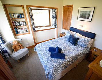 Auld Mission Cottage contains a King Size Double Bed with WIFI Internet access