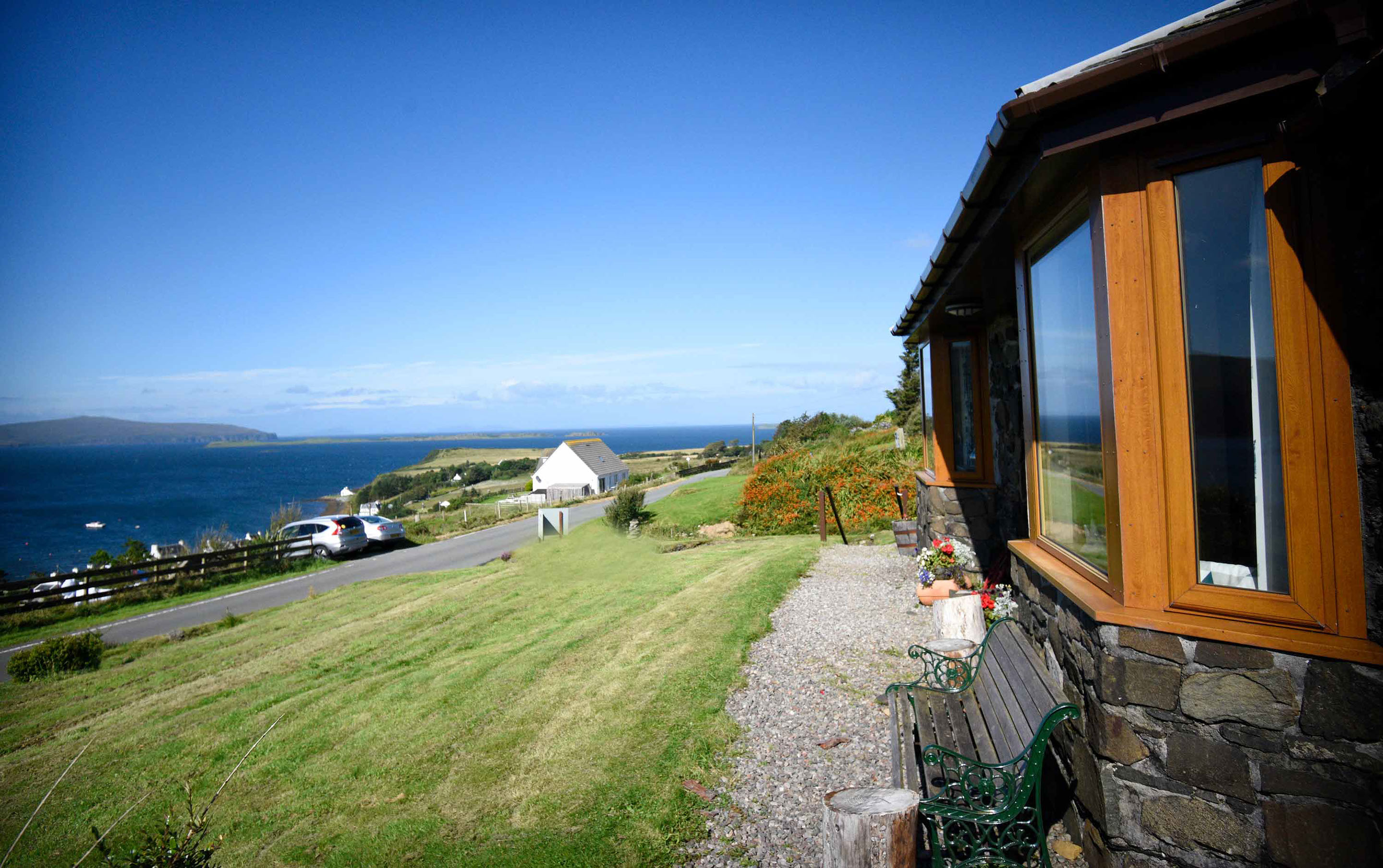Auld Mission Cottage offers stunning sea views of Loch Bay and has private gardens and parking